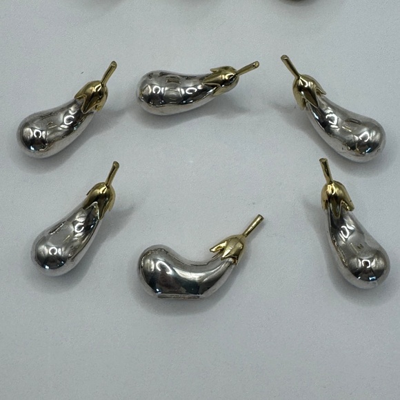 Set of 6 place card holders and 6 knife rests shaped like silver eggplants. - Picture 7 of 11